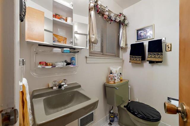 Builiding view fifty four for 18971 Eldorado, Southfield, MI. 48076