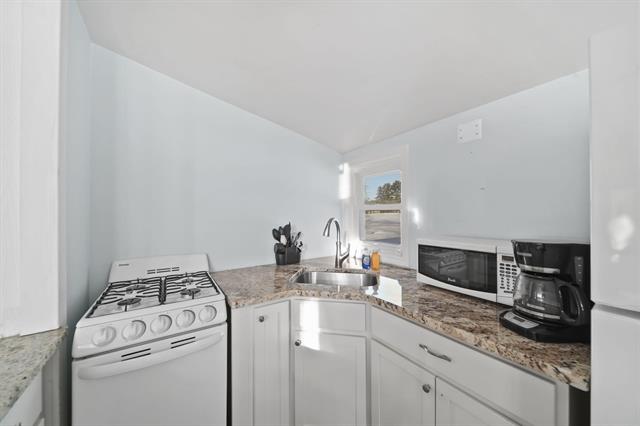 Builiding view eighty three for 208 Glasgow, Jackson, MI. 49201