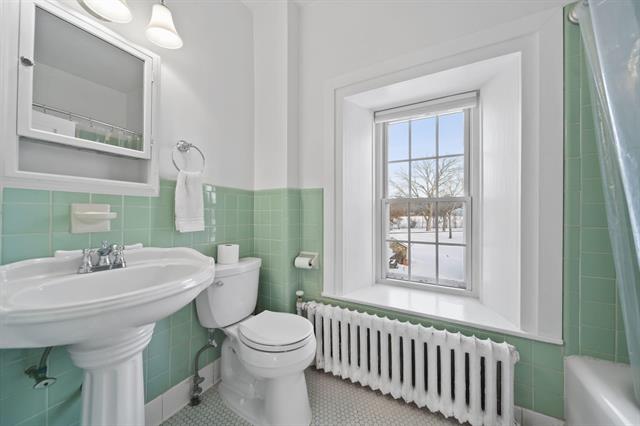 Builiding view thirty four for 208 Glasgow, Jackson, MI. 49201