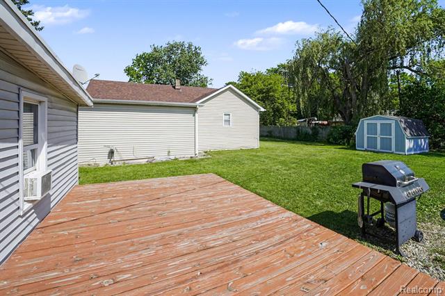 Builiding view fifteen for 651 Elm, Lapeer, MI. 48446