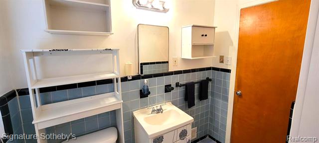 Builiding view nine for 1166 E Kalama, Madison Heights, MI. 48071