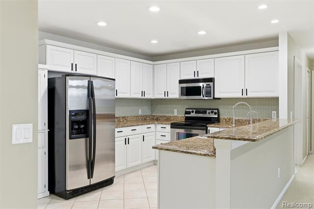 Builiding view eight for 5259 Twin Oaks Dr., Sterling Heights, MI. 48314