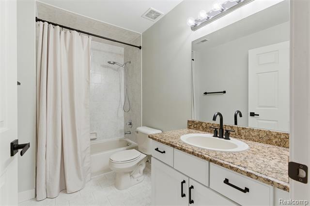 Builiding view fifteen for 5259 Twin Oaks Dr., Sterling Heights, MI. 48314