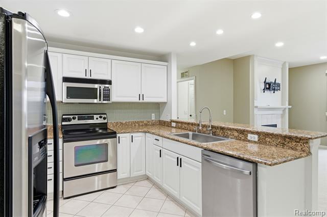 Builiding view nine for 5259 Twin Oaks Dr., Sterling Heights, MI. 48314