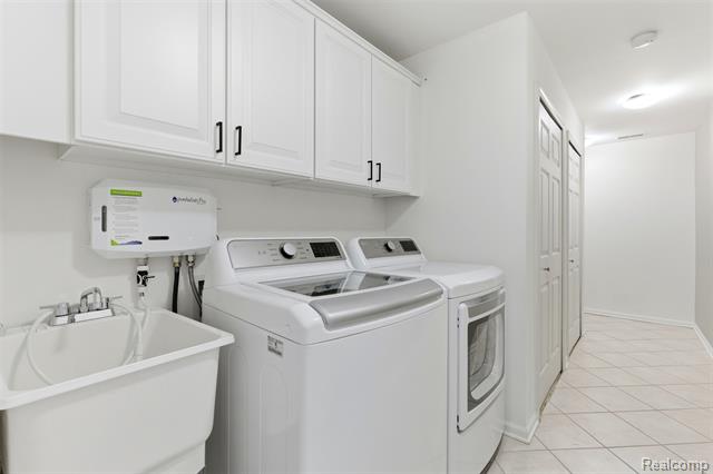 Builiding view twelve for 5259 Twin Oaks Dr., Sterling Heights, MI. 48314