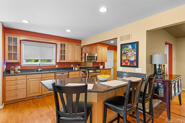 Builiding view seventeen for 10065 Hart, Huntington Woods, MI. 48070