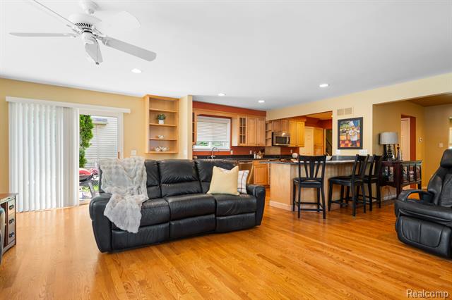 Builiding view sixteen for 10065 Hart, Huntington Woods, MI. 48070