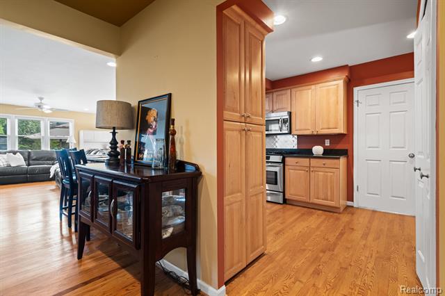 Builiding view twenty for 10065 Hart, Huntington Woods, MI. 48070