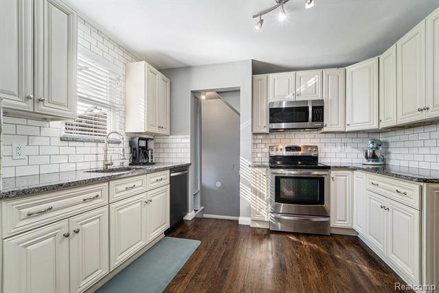 Builiding view five for 636 S Connecticut, Royal Oak, MI. 48067