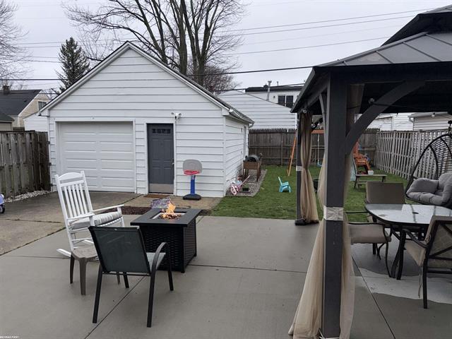 Builiding view thirty seven for 608 S Edgeworth, Royal Oak, MI. 48067