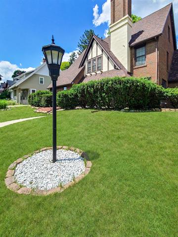 Builiding view five for 746 Oakridge Dr, Jackson, MI. 49203