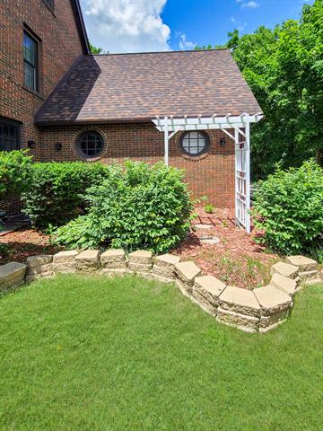 Builiding view four for 746 Oakridge Dr, Jackson, MI. 49203