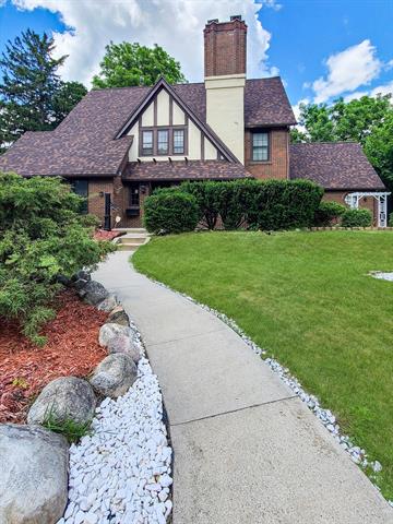 Builiding view two for 746 Oakridge Dr, Jackson, MI. 49203