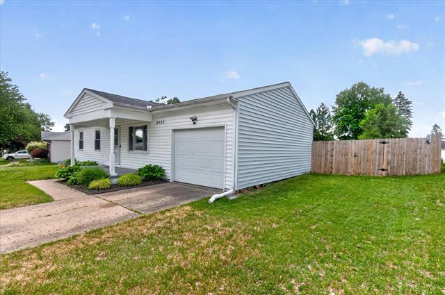 Builiding view four for 5605 Holly Dr, Jackson, MI. 49201