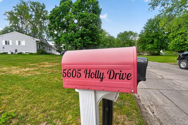 Builiding view thirty for 5605 Holly Dr, Jackson, MI. 49201
