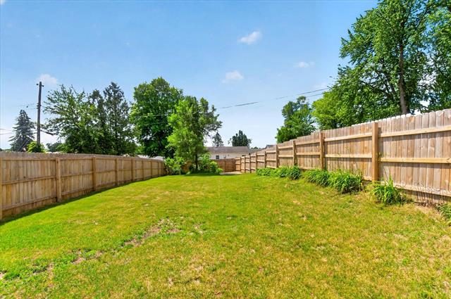 Builiding view twenty seven for 5605 Holly Dr, Jackson, MI. 49201