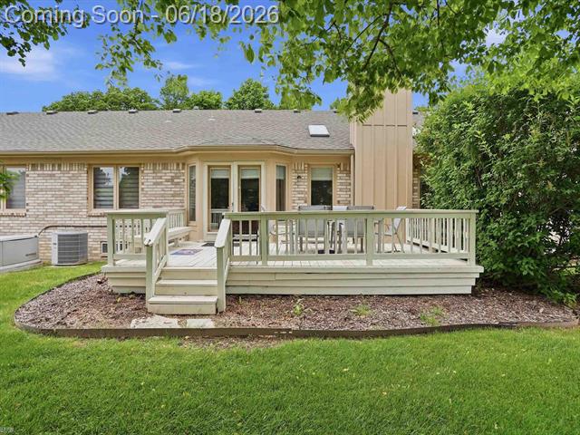 Builiding view thirty four for 19020 Carmelo Dr., Clinton Township, MI. 48038