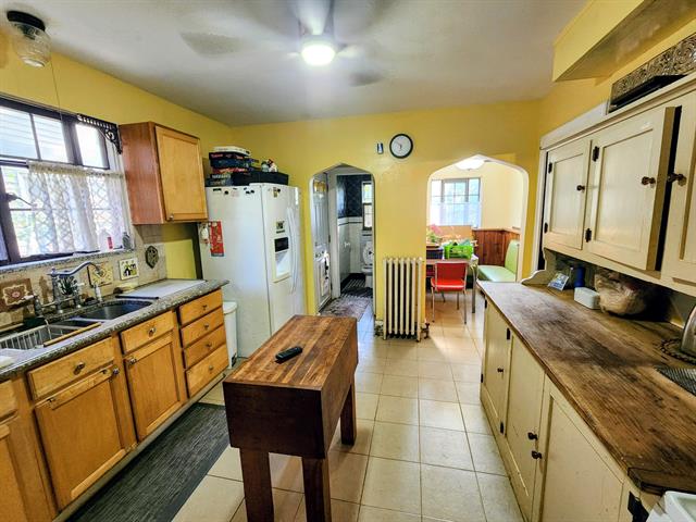 Builiding view seventeen for 4489 Kensington, Detroit, MI. 48224