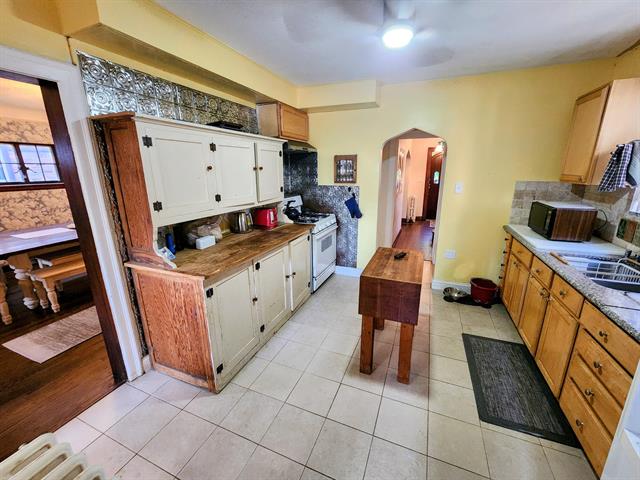 Builiding view sixteen for 4489 Kensington, Detroit, MI. 48224