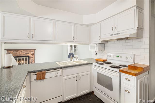 Builiding view eight for 27230 Hystone, Farmington, MI. 48334