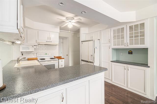 Builiding view seven for 27230 Hystone, Farmington, MI. 48334