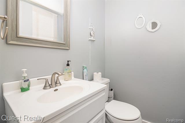 Builiding view thirteen for 27230 Hystone, Farmington, MI. 48334