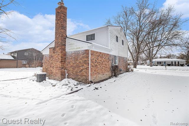 Builiding view twenty five for 27230 Hystone, Farmington, MI. 48334