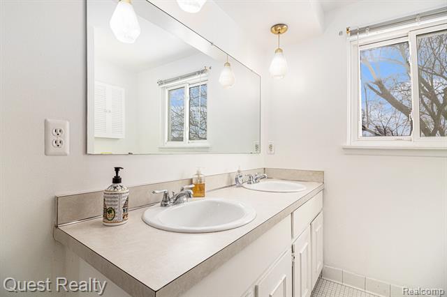 Builiding view twenty for 27230 Hystone, Farmington, MI. 48334