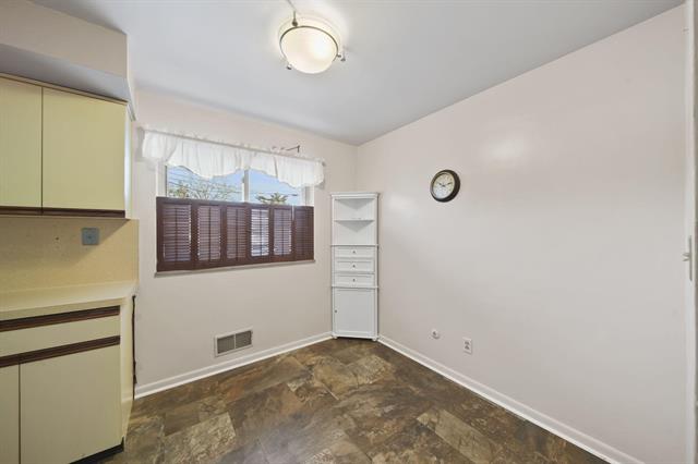 Builiding view eighteen for 912 Halstead, Jackson, MI. 49203