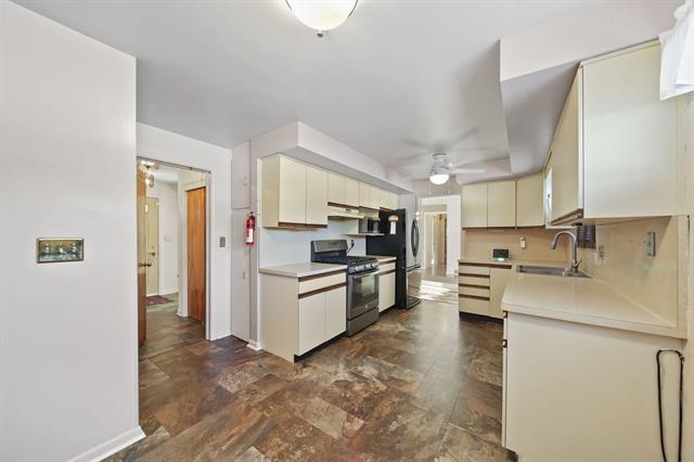 Builiding view nineteen for 912 Halstead, Jackson, MI. 49203