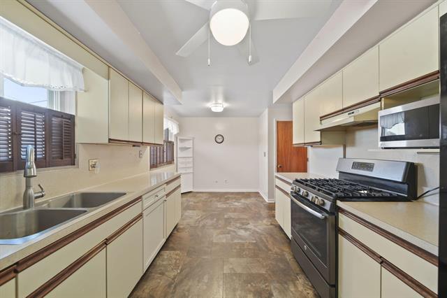 Builiding view seventeen for 912 Halstead, Jackson, MI. 49203