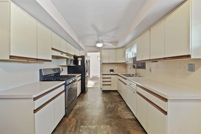 Builiding view sixteen for 912 Halstead, Jackson, MI. 49203