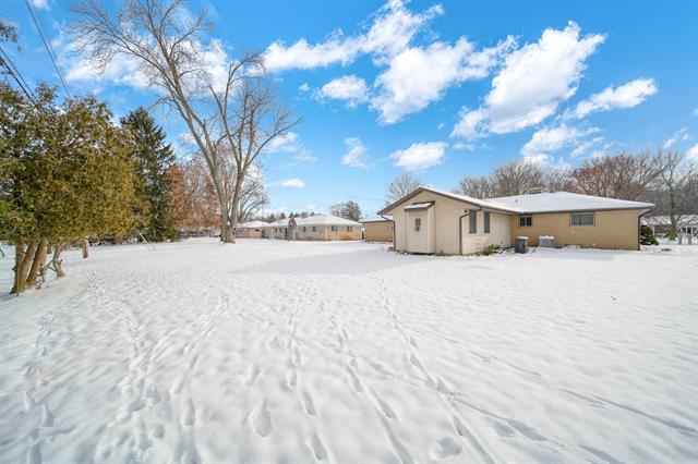 Builiding view thirty for 912 Halstead, Jackson, MI. 49203