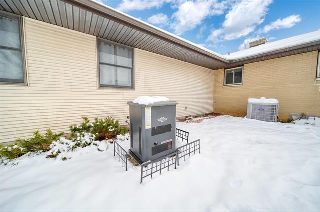 Builiding view twenty eight for 912 Halstead, Jackson, MI. 49203