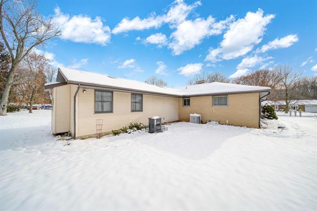 Builiding view twenty nine for 912 Halstead, Jackson, MI. 49203