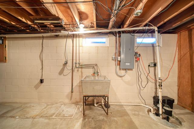 Builiding view twenty one for 912 Halstead, Jackson, MI. 49203