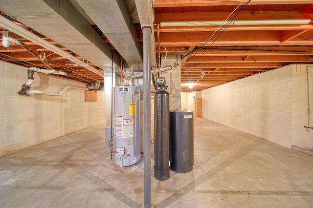 Builiding view twenty three for 912 Halstead, Jackson, MI. 49203