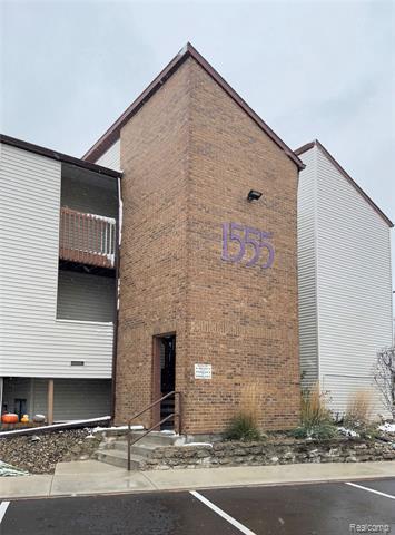 front view for 1555 W Pond Drive, Okemos, Mi. 48864