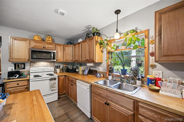 Builiding view nine for 7604 Imlay City, Avoca, MI. 48006