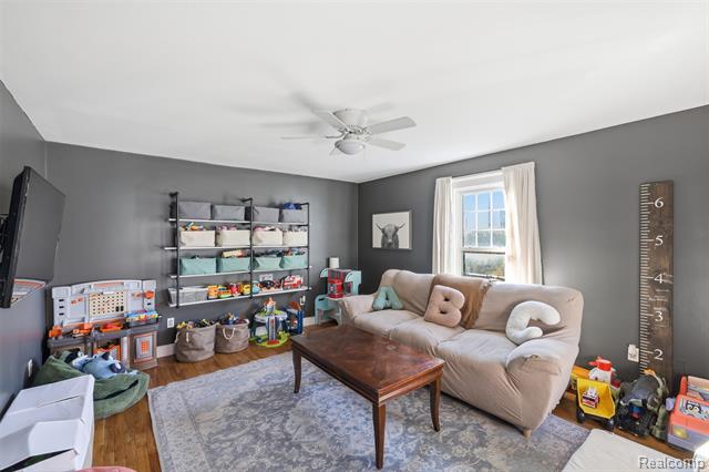 Builiding view ten for 1086 Saginaw, Lapeer, MI. 48446