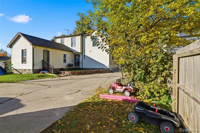 Builiding view twenty one for 1086 Saginaw, Lapeer, MI. 48446