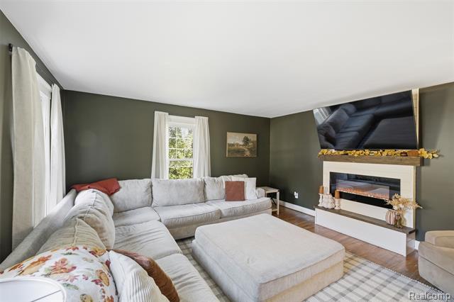 Builiding view two for 1086 Saginaw, Lapeer, MI. 48446