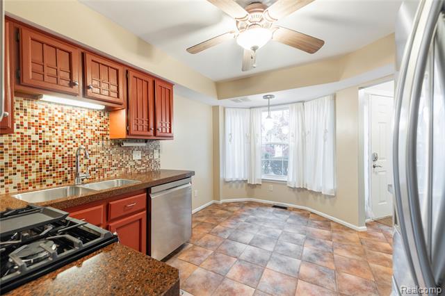 Builiding view fifteen for 18689 Hilltop, Riverview, MI. 48193