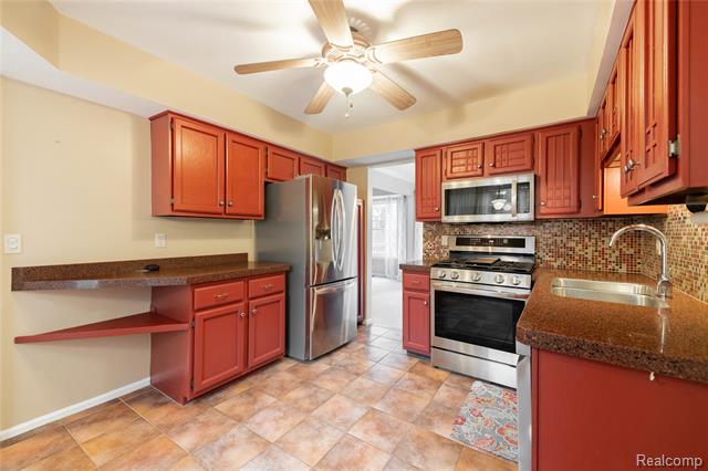 Builiding view fourteen for 18689 Hilltop, Riverview, MI. 48193