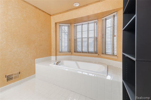 Builiding view twenty six for 18689 Hilltop, Riverview, MI. 48193