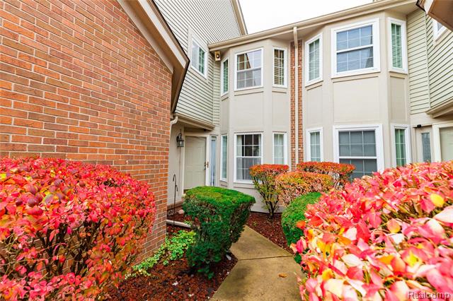 Builiding view two for 18689 Hilltop, Riverview, MI. 48193