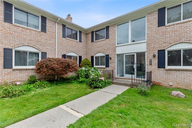 Builiding view eighteen for 14200 Ivanhoe Dr, Sterling Heights, MI. 48312