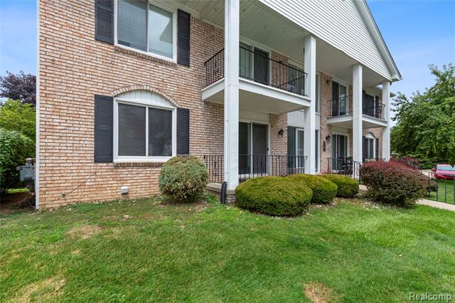 Builiding view seventeen for 14200 Ivanhoe Dr, Sterling Heights, MI. 48312