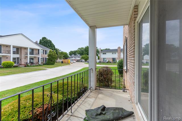 Builiding view sixteen for 14200 Ivanhoe Dr, Sterling Heights, MI. 48312