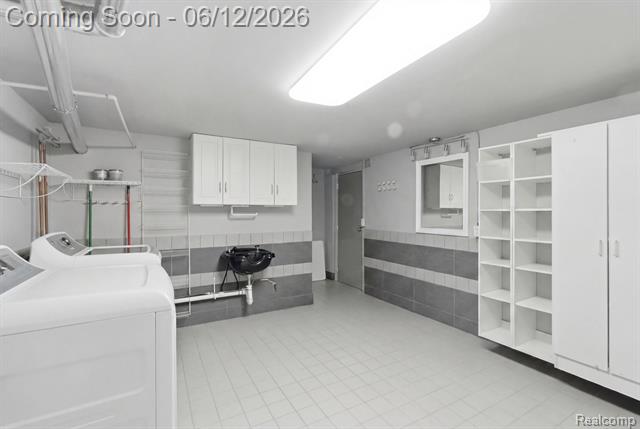 Builiding view fifteen for 701 Maple, Clawson, MI. 48017